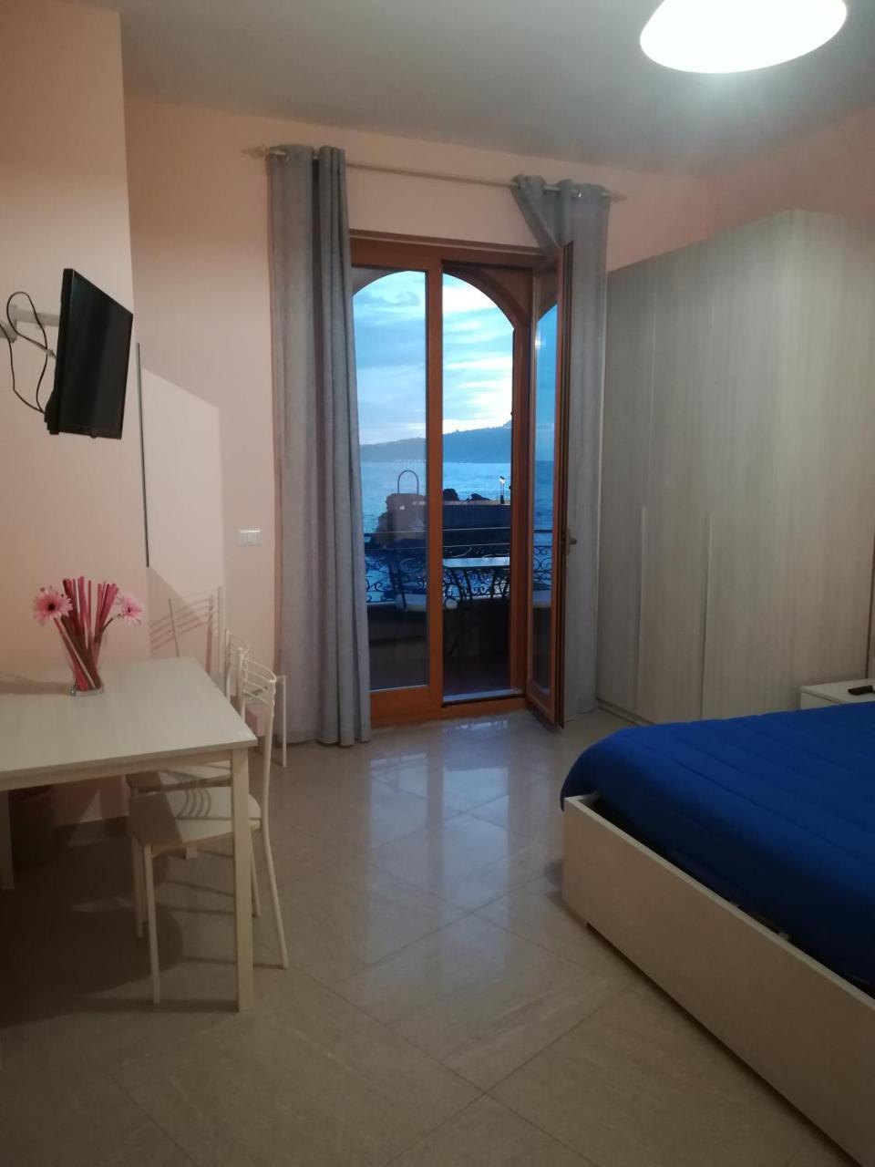 B&B La Spiaggetta Di Stazzo 아치레알레 객실 사진
